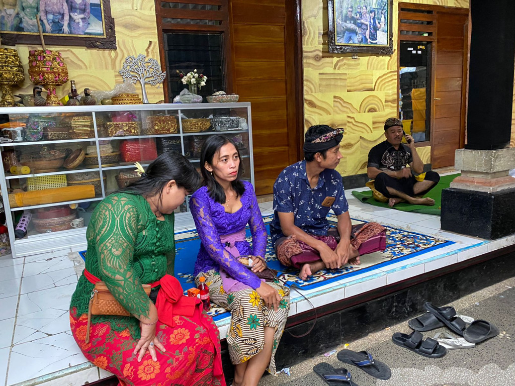 Perbekel Petang Menghadiri Undangan Prawartaka Karya Piodalan Mapulasari dan Mepandes atau Potong Gigi di Rumah I Ketut Sutena Br.Petang Suci